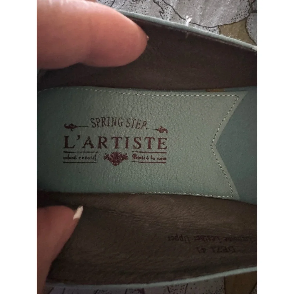 L'Artiste by‎ Spring Step Dezi model, featuring decorative leather flowers